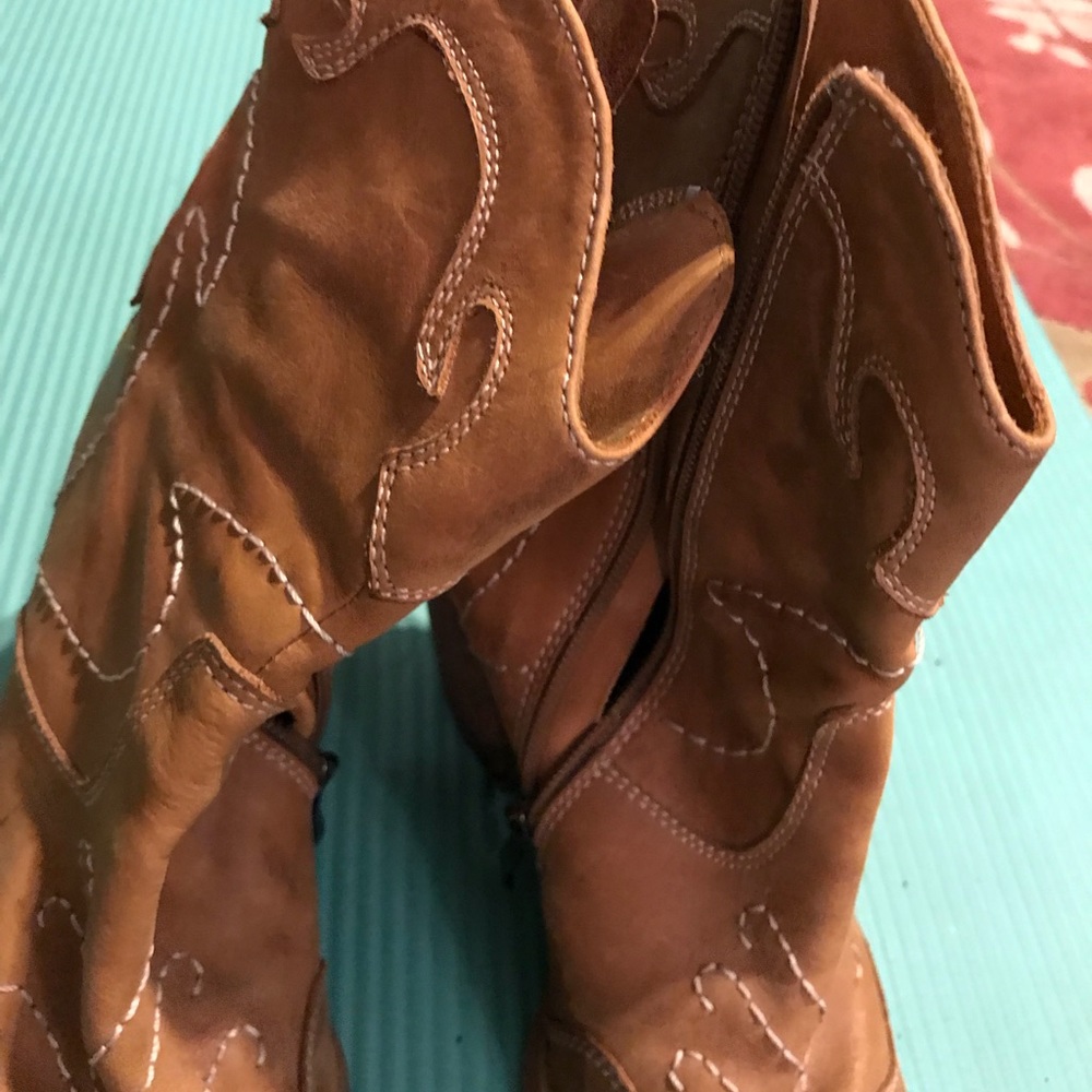 Boot - Picture 3 of 5